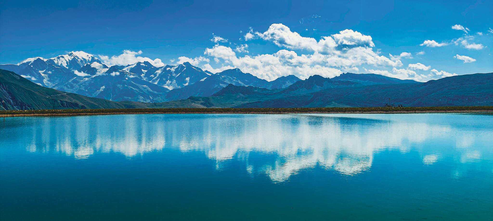 Le Mont Blanc se reflétant dans un lac d'altitude